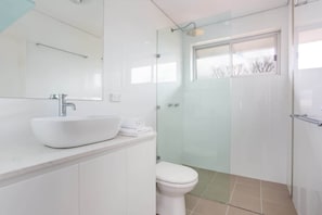 Dusche, Haartrockner, Handtücher