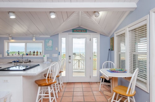 Historic pet friendly home on ocean