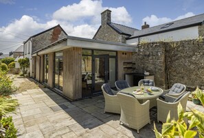 Outdoor dining - Rexton House is an attractive and spacious property enjoying a quiet location in the beautiful seasi (Llantwit Major)