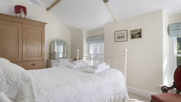 2 bedrooms, iron/ironing board, Internet, bed sheets