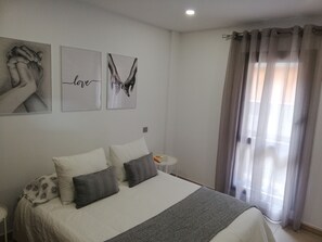 1 slaapkamer, een strijkplank/strijkijzer, wifi, beddengoed