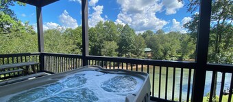 Riverfront Lodge Wifi, Folk School, Casino, Close to Town, HOT TUB