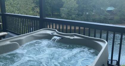 Riverfront Lodge Wifi, Folk School, Casino, Close to Town, HOT TUB