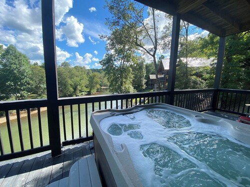 River Front Lodge • Close tot he Folk School •