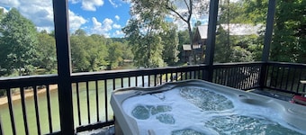 River Front Lodge • Close tot he Folk School •