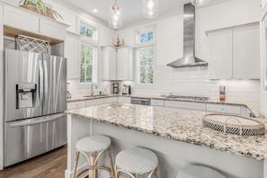 Horno, parrilla de estufa, lavavajillas y cafetera y tetera