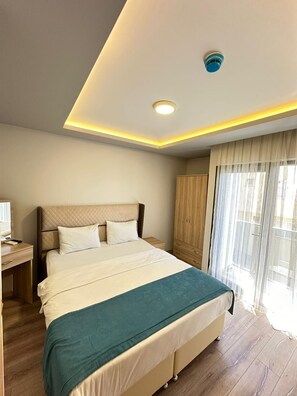 Hypo-allergenic bedding, down duvets, individually furnished, desk - Trabzon Gloria Suite Hotel (Trabzon)