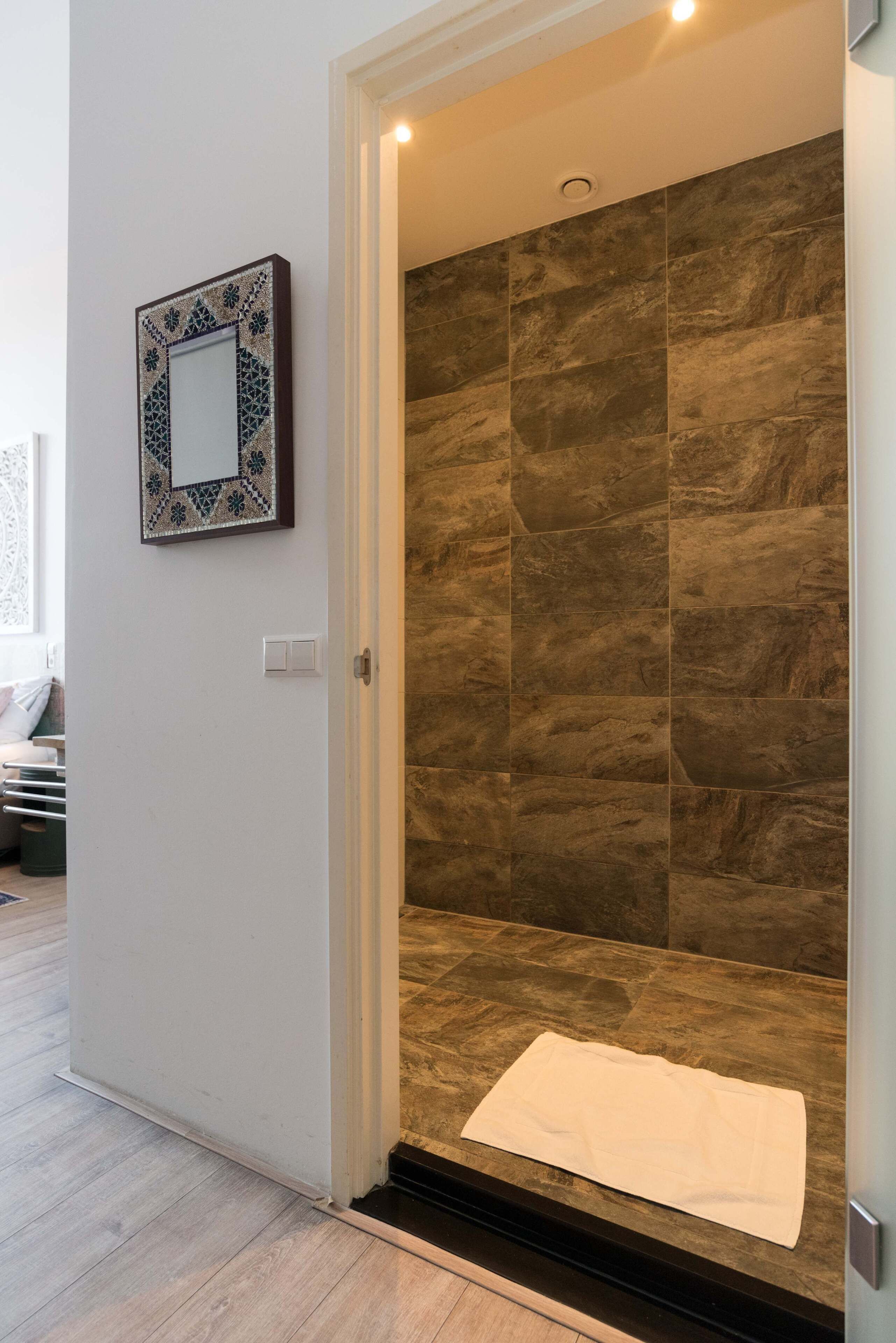 Een haardroger, handdoeken