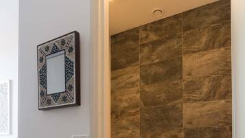 SĂšche-cheveux, serviettes fournies