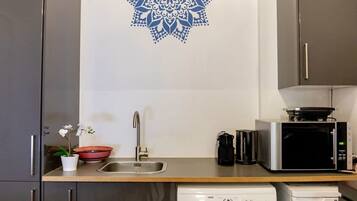 Een koelkast, een microgolfoven, een vaatwasser