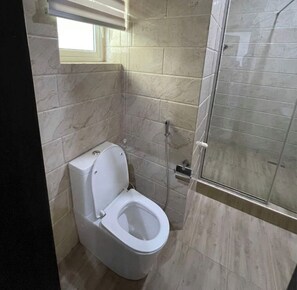 Dusche, Haartrockner, Bidet, Handtücher