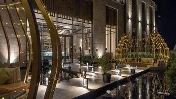 2 restaurants; breakfast, lunch, dinner and brunch served