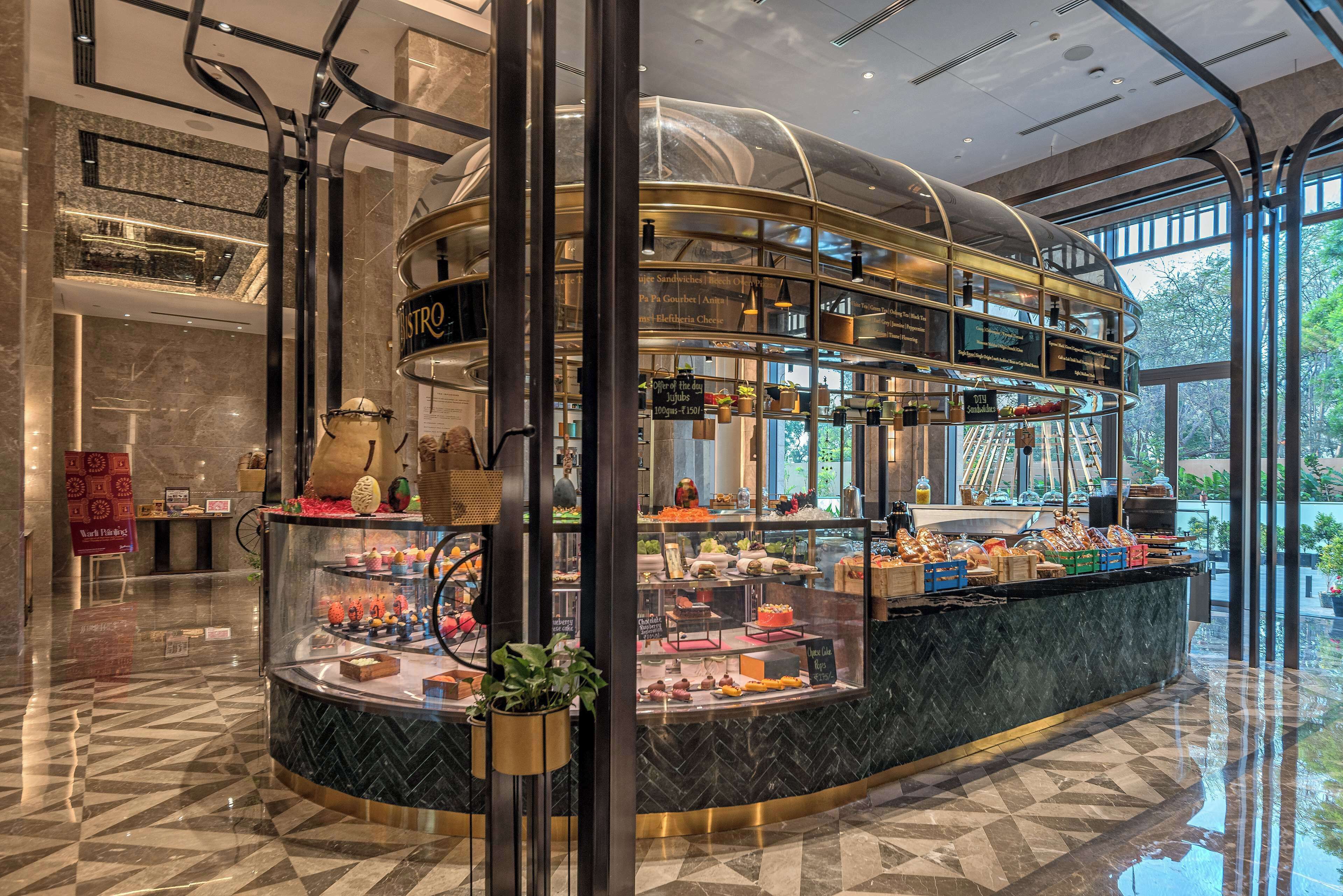 2 nhà hàng, phục vụ bữa sáng 