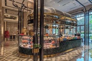 2 restaurants, breakfast served