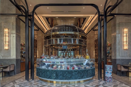 2 restaurantes, se sirve desayuno