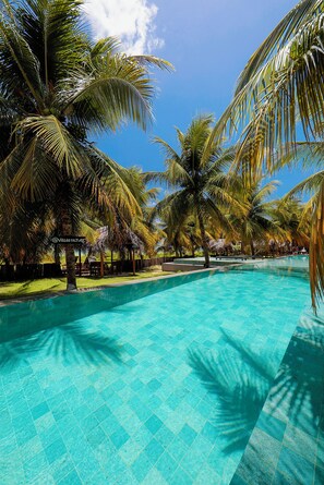 Outdoor pool, pool umbrellas, sun loungers - Villas Taturé (São Miguel dos Milagres)