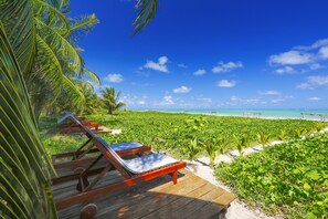 Privatstrand, weißer Sandstrand, Liegestühle, Sonnenschirme
