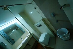 Regadera, amenidades de baño gratuitas, toallas 