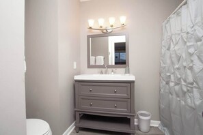 Baignoire, sèche-cheveux, serviettes fournies