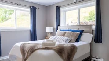 2 chambres, bureau, fer et planche Ă  repasser, lit parapluie