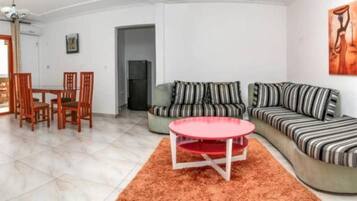 Apartment | Ruang tamu | 30 inci televisyen dengan kabel