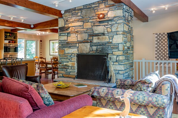 TV, fireplace - Aspen Home - Pet Friendly, Private Hot Tub & Close to Bald Mountain Ski Lodge (Ketchum)