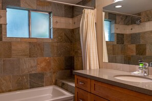 Combined shower/bathtub, hair dryer, towels