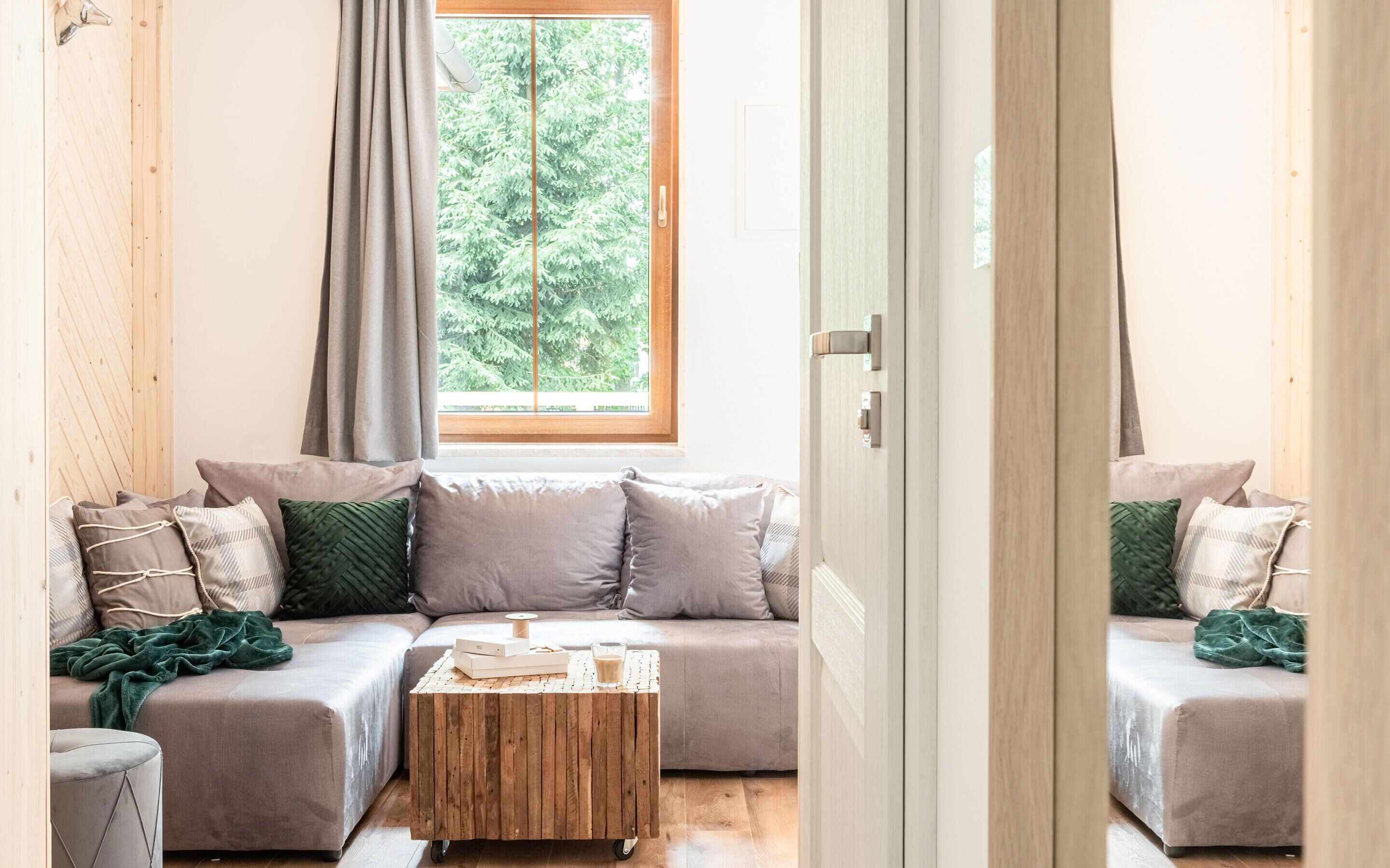 Apartemen | Ruang keluarga | Televisi plasma 32-inci dengan saluran TV digital dan TV