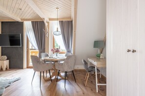 Deluxe appartement | Woonruimte | Een 32-inch plasmatelevisie met digitale zenders en televisie