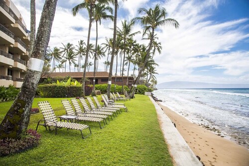 Paki Maui #118 1 Bedroom Condo by RedAwning