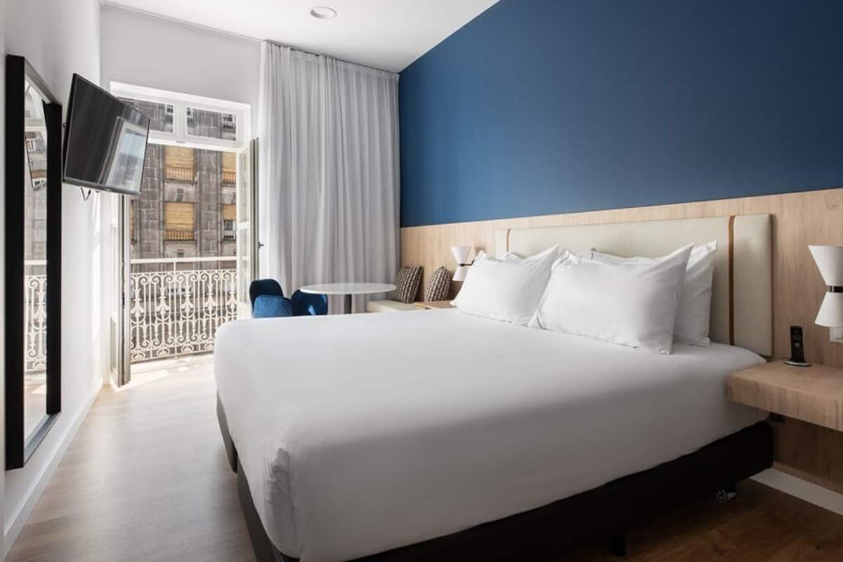 Deluxe Double Room, Balcony | Peti besi dalam bilik, langsir/tirai gelap terus, kalis bunyi