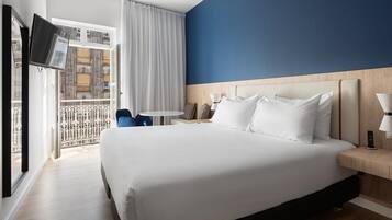 Habitació doble Deluxe, balcó | Caixa forta a l'habitació i cortines opaques