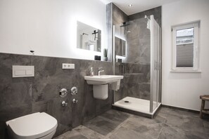 Een douche, een haardroger, handdoeken, toiletpapier
