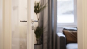 Um interior moderno com uma porta de vidro que dá para um quarto.