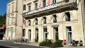 A building with a sign reading "HOTEL FLAMINGO". - Hostel Flamingo Nîmes Centre Gare (Nîmes)