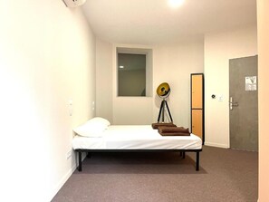 Dobbelt- eller tomannsrom – comfort, tilgjengelighetstilpasset | Skrivebord, wi-fi (inkludert), sengetøy og rullestolvennlig