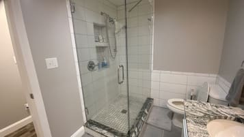 Douche, sèche-cheveux, serviettes fournies, savon