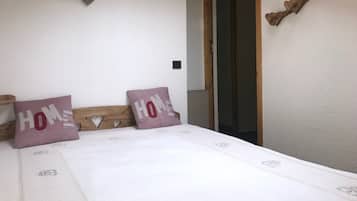 2 quartos, ferros/tåbuas de passar roupa, berço de viagem