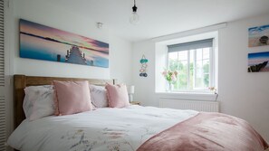 3 habitaciones, tabla de planchar con plancha y cuna de viaje 