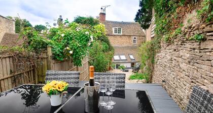 Hillside Cottage - sleeps 5 guests in 3 bedrooms