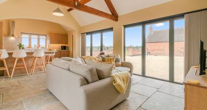 Swifts Retreat at Oosland Barns - sleeps 2 guests  in 1 bedroom