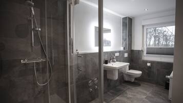 Haartrockner, Handtücher, Toilettenpapier
