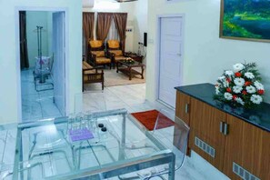 Casa, várias camas | Cozinha privada | Geladeira, micro-ondas, fogão, cooktop