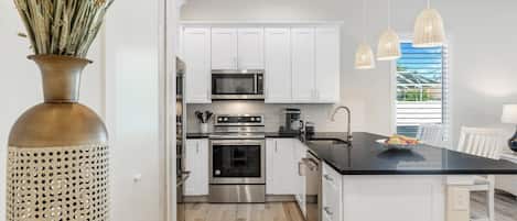 Refrigerador, microondas, horno, placa de cocina