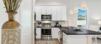 Naples Park Villa: Beach, Pool, Family fun and more!