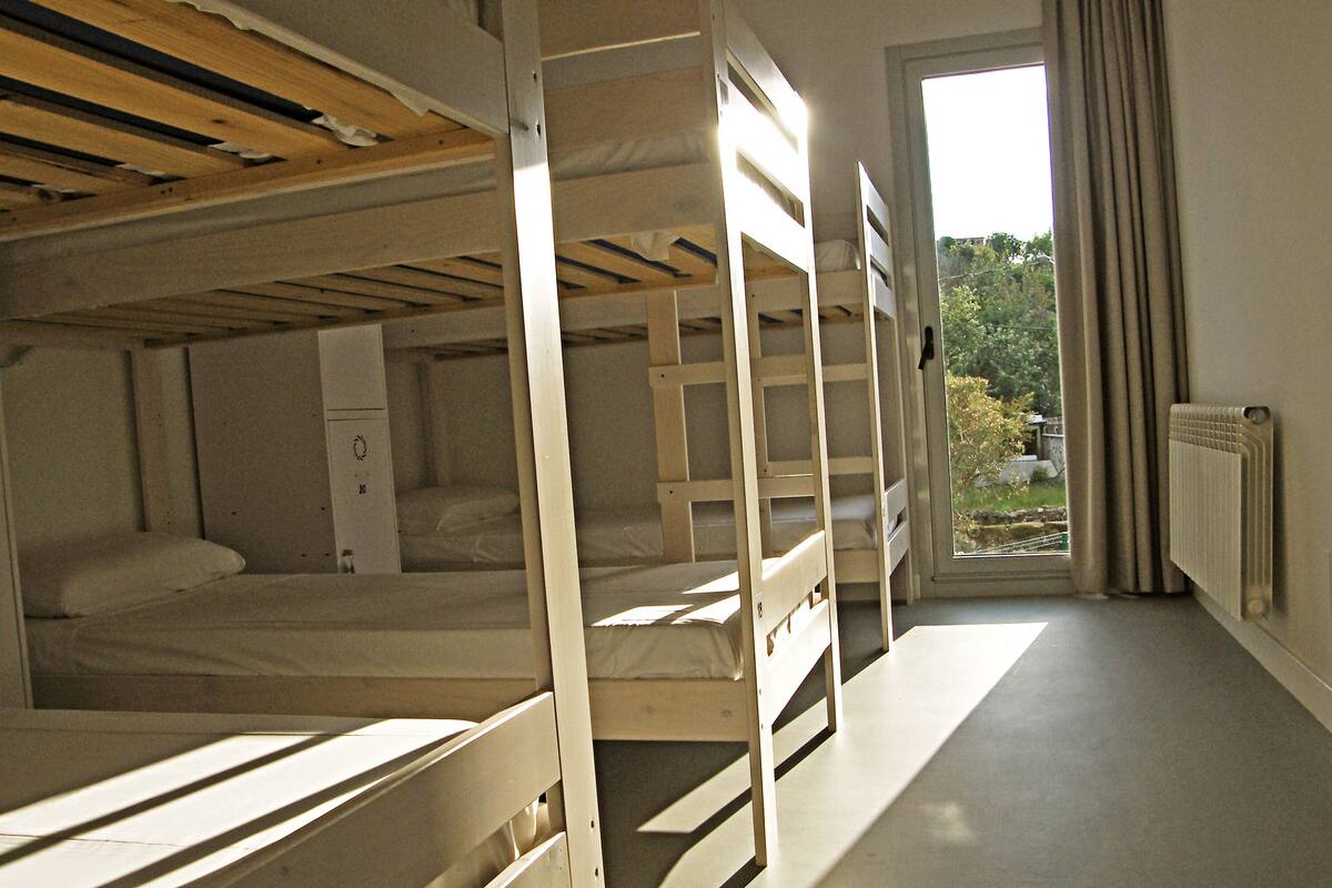 1 cama en habitación compartida mixta de 10 camas, baño compartido | Bộ trải giường