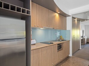 Réfrigérateur, micro-ondes, grille-pain