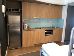 Refrigerador, microondas, tostadora y utensilios de cocina