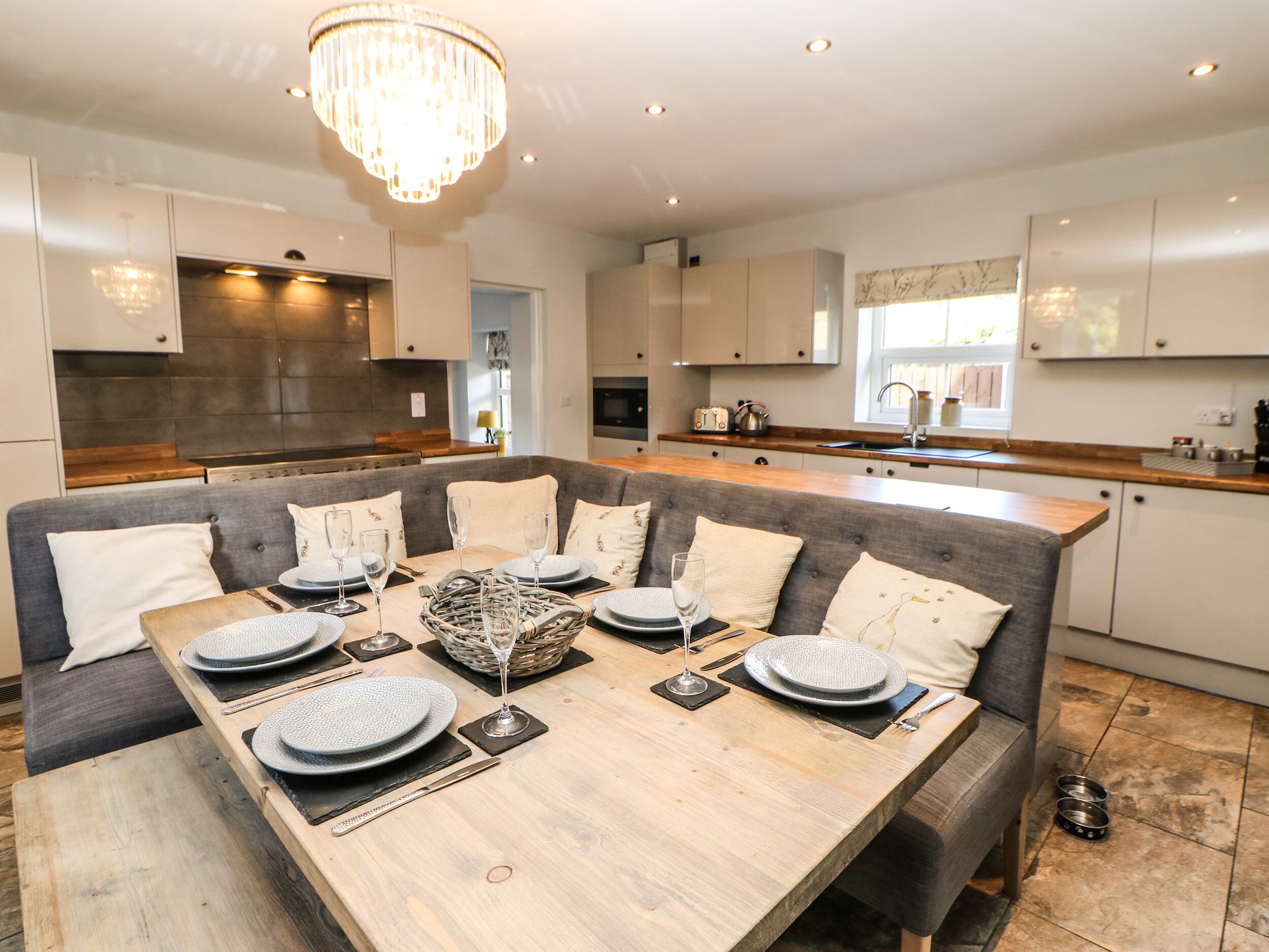 Cottage | Private kitchen | Fridge, dishwasher, electric kettle, toaster