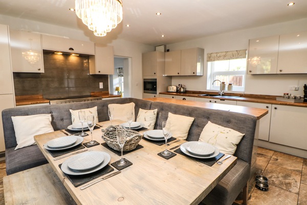 Cottage | Private kitchen | Fridge, microwave, dishwasher, electric kettle